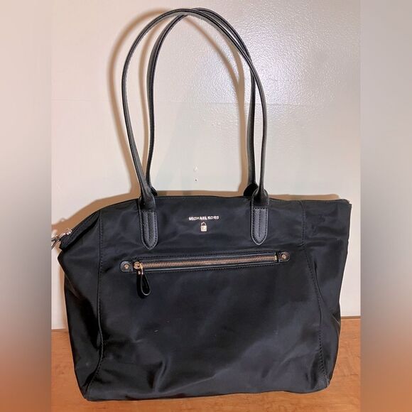 Michael Kors Handbags - Michael Kors, midsize tote, multiple pockets, excellent condition
